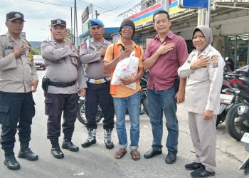 Polseķ Siantar Selatan memberikan bantuan sosial (Bansos) kepada warga yang membutuhkan dalam menyambut Hari Bhayangkara ke 79, pada Kamis (18/6/2025) sore.