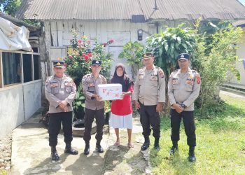 Poles Pematansiantar melalui Satuan Pembinaan Masyarakat (Sat Binmas) membagikan bantuan sosial (Bansos) kepada masyarakat yang membutuhkan, pada Selasa (17/6/2025) siang.