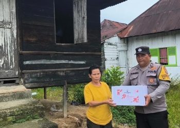 Polsek Siantar Marihat menunjukkan kepedulian dengan memberikan bantuan sosial (Bansos) kepada masyarakat, di jalan Saribudolok Pematangsiantar, pada Jumat (27/6/2025) pagi.