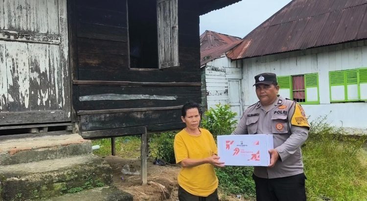 Polsek Siantar Marihat menunjukkan kepedulian dengan memberikan bantuan sosial (Bansos) kepada masyarakat, di jalan Saribudolok Pematangsiantar, pada Jumat (27/6/2025) pagi.