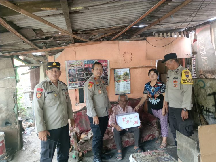 Polseķ Siantar Barat membagikan bantuan sosial (Bansos) kepada masyarakat yang membutuhkan, pada Sabtu (14/6/2025).