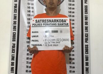 Foto pelaku dan barang bukti.