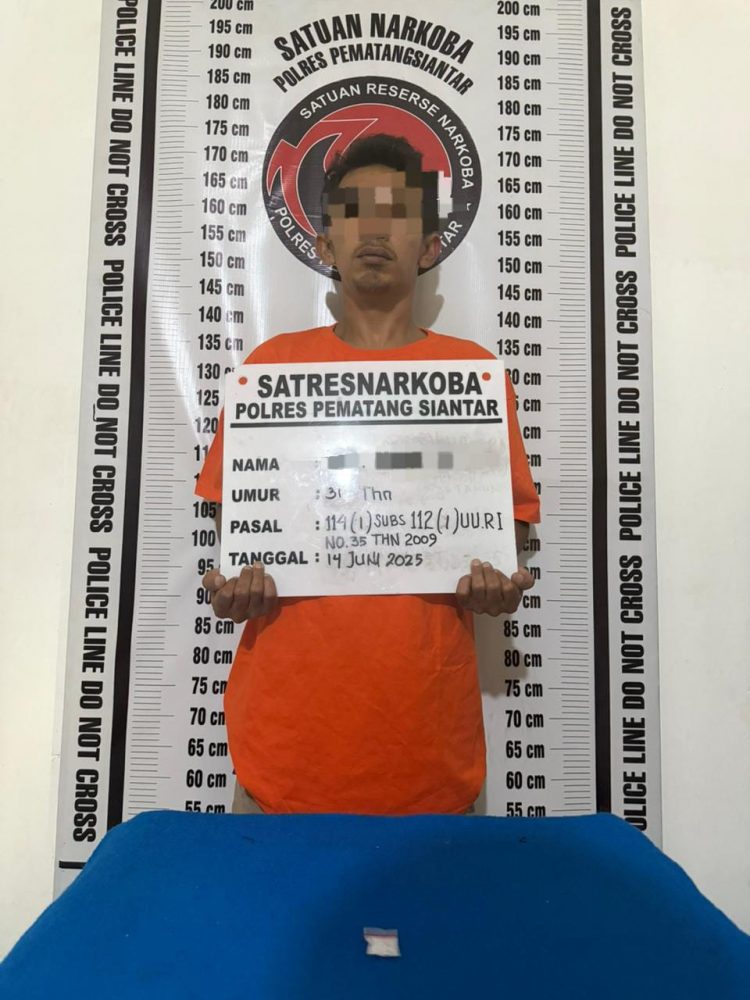 Foto pelaku dan barang bukti.