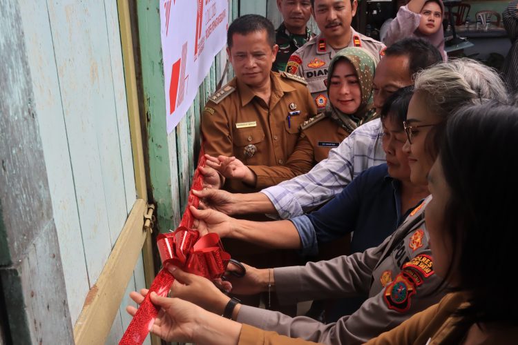 Polres Pematangsiantar melaksanakan kegiatan bedah rumah warga lanjut usia (Lansia), Bapak Mangapul H. Tambunan (67) yang terletak di Jalan Enggang No.23 Pematangsiantar, pada Selasa (23/6/2025) siang.