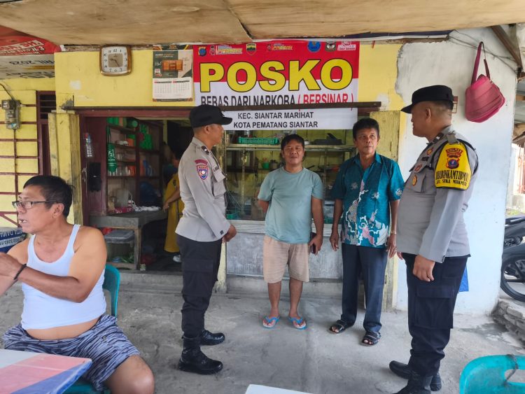 Polsek Siantar Marihat melaksanakan sambang, di Posko Bebas dari Narkoba (Bersinar), di Jalan Pisang Pematangsiantar, pada Jumat (27/6/2025) pagi.