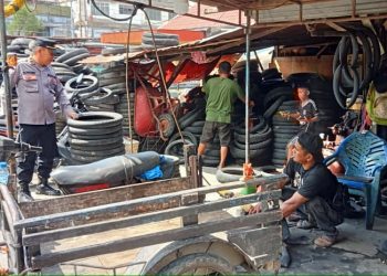 Sat Binmas Polres Pematangsiantar melaksanakan patroli sambang kamtibmas, di Jalan Patuan Anggi Pematangsiantar, pada Kamis (26/6/2025) siang.