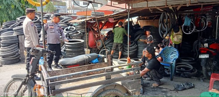 Sat Binmas Polres Pematangsiantar melaksanakan patroli sambang kamtibmas, di Jalan Patuan Anggi Pematangsiantar, pada Kamis (26/6/2025) siang.