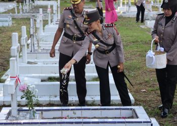 Polres Pematangsiantar melaksanakan upacara ziarah dan tabur bunga, di Taman Makam Pahlawan (TMP) Nagur, Jalan Sangnaualuh Pematangsiantar, pada Senin (23/6/2025) pagi.