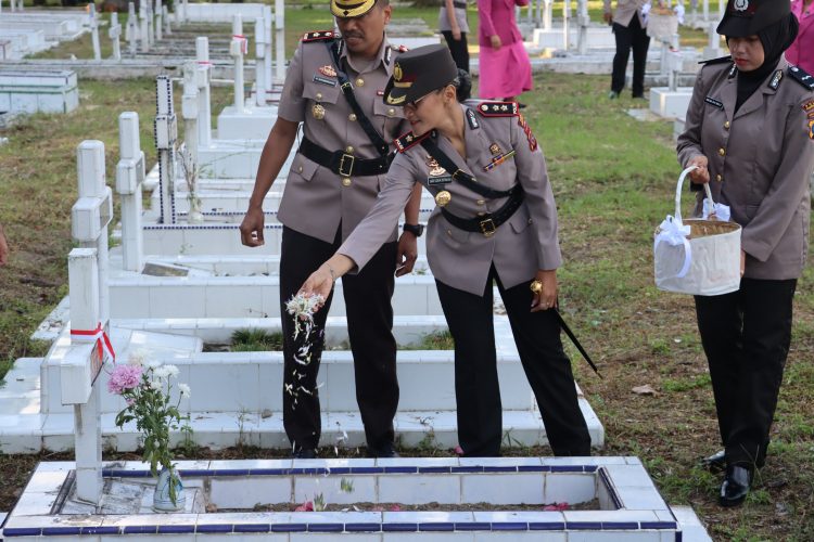 Polres Pematangsiantar melaksanakan upacara ziarah dan tabur bunga, di Taman Makam Pahlawan (TMP) Nagur, Jalan Sangnaualuh Pematangsiantar, pada Senin (23/6/2025) pagi.