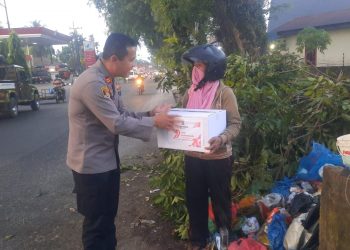 Polsek Siantar Timur membagikan bantuan sosial (Bansos) kepada warga yang membutuhkan dalam rangka menyambut Hari Bhayangkara ke 79, pada Jum'at (13/6/2025) sore, sekitar pukul 18.10 WIB.