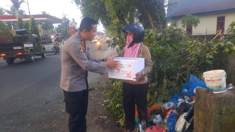 Polsek Siantar Timur membagikan bantuan sosial (Bansos) kepada warga yang membutuhkan dalam rangka menyambut Hari Bhayangkara ke 79, pada Jum'at (13/6/2025) sore, sekitar pukul 18.10 WIB.