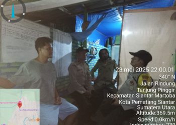 Polsek Siantar Martoba melaksanakan kegiatan SALING (Sapa Siskamling), di Pos Kamling Jalan Rindung Pematangsiantar, pada Senin (23/6/2025) malam.