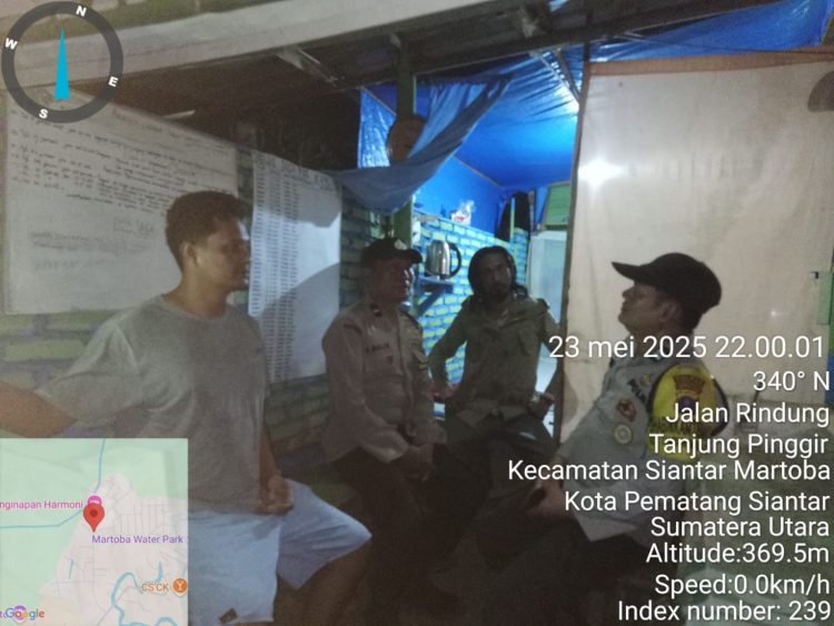 Polsek Siantar Martoba melaksanakan kegiatan SALING (Sapa Siskamling), di Pos Kamling Jalan Rindung Pematangsiantar, pada Senin (23/6/2025) malam.