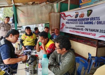 Polres Pematangsiantar menggelar pemeriksaan kesehatan gratis bagi para pengemudi Ojek Online dalam menyambut HUT Bhayangkara ke 79, di wilayah hukum Polres Pematangsiantar.