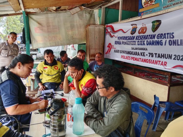 Polres Pematangsiantar menggelar pemeriksaan kesehatan gratis bagi para pengemudi Ojek Online dalam menyambut HUT Bhayangkara ke 79, di wilayah hukum Polres Pematangsiantar.