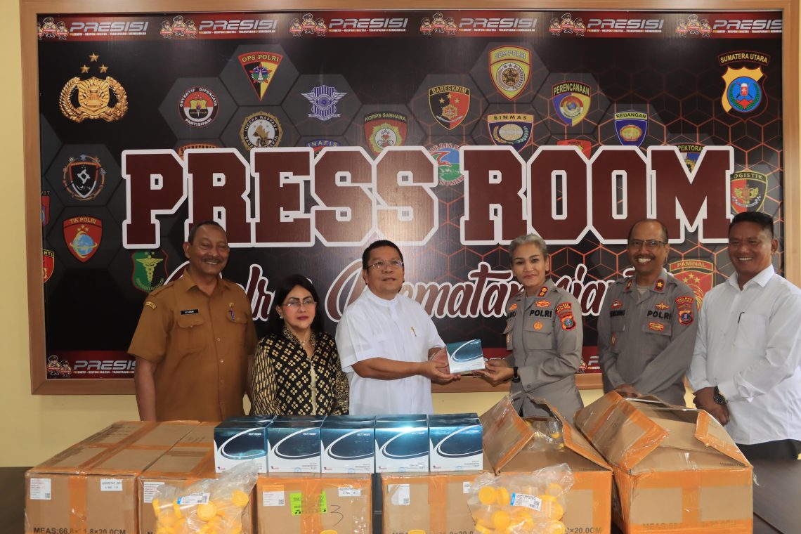 Kapolres Pematangsiantar, AKBP Sah Udur T.M. Sitinjak SH, SIK, MH, menerima bantuan sebanyak 1200 alat test urine berupa test kit dan botol urine dari Wali Kota Pematangsiantar, Wesly Silalahi SH. MKn, di ruangan Press Konfers Mako Polres Pematangsiantar, pada Selasa (24/6/2025) sore.