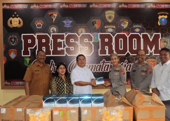 Kapolres Pematangsiantar, AKBP Sah Udur T.M. Sitinjak SH, SIK, MH, menerima bantuan sebanyak 1200 alat test urine berupa test kit dan botol urine dari Wali Kota Pematangsiantar, Wesly Silalahi SH. MKn, di ruangan Press Konfers Mako Polres Pematangsiantar, pada Selasa (24/6/2025) sore.