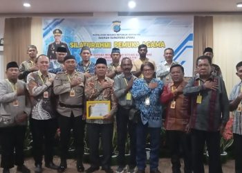 Kasat Binmas Polres Pematangsiantar, IPTU Maxi J. Manurung SH, didampingi KBO, IPTU Mianto dan Brigadir Syamsul Bachri bersama para tokoh agama dari Kota Pematangsiantar mengahadiri kegiatan silaturahmi pemuka agama yang berlangsung di Hotel Grand Kanaya Medan, pada Kamis (18/6/2025) siang.