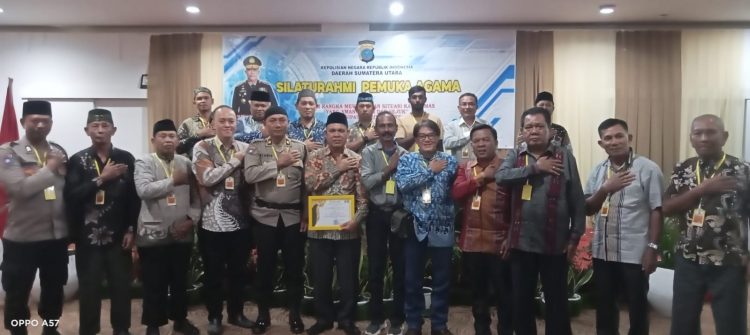 Kasat Binmas Polres Pematangsiantar, IPTU Maxi J. Manurung SH, didampingi KBO, IPTU Mianto dan Brigadir Syamsul Bachri bersama para tokoh agama dari Kota Pematangsiantar mengahadiri kegiatan silaturahmi pemuka agama yang berlangsung di Hotel Grand Kanaya Medan, pada Kamis (18/6/2025) siang.