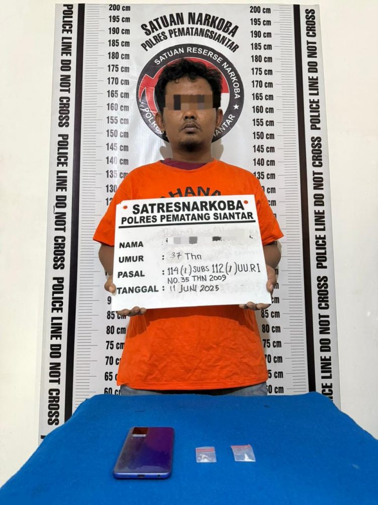 Foto tersangka dan barang bukti.