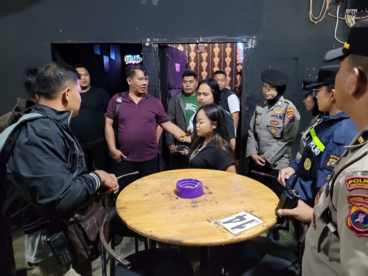 Polres Pematangsiantar melaksanakan razia Tempat Hiburan Malam (THM), di wilayah hukum Polres Pematangsiantar, pada Sabtu (14/6/2025) malam.