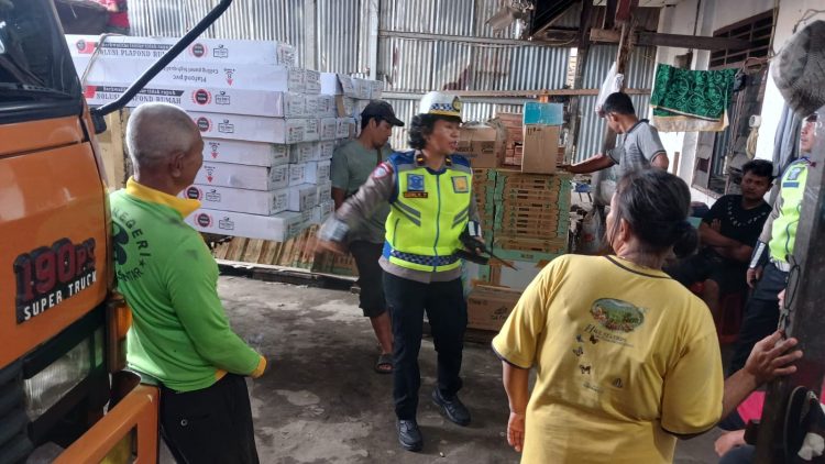 Sat Lantas Polres Pematangsiantar melalui Kanit Kamsel, IPDA Serly Tarigan, bersama personil Unit Kamsel, melaksanakan sosialisasi overload dan overdimensi bagi Pengusaha Expedisi Ritz.