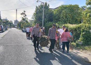 Polsek Siantar Selat mengikuti kegiatan gotong royong massal, membersihkan lingkungan, pada Kamis (12/6/2025) pagi.