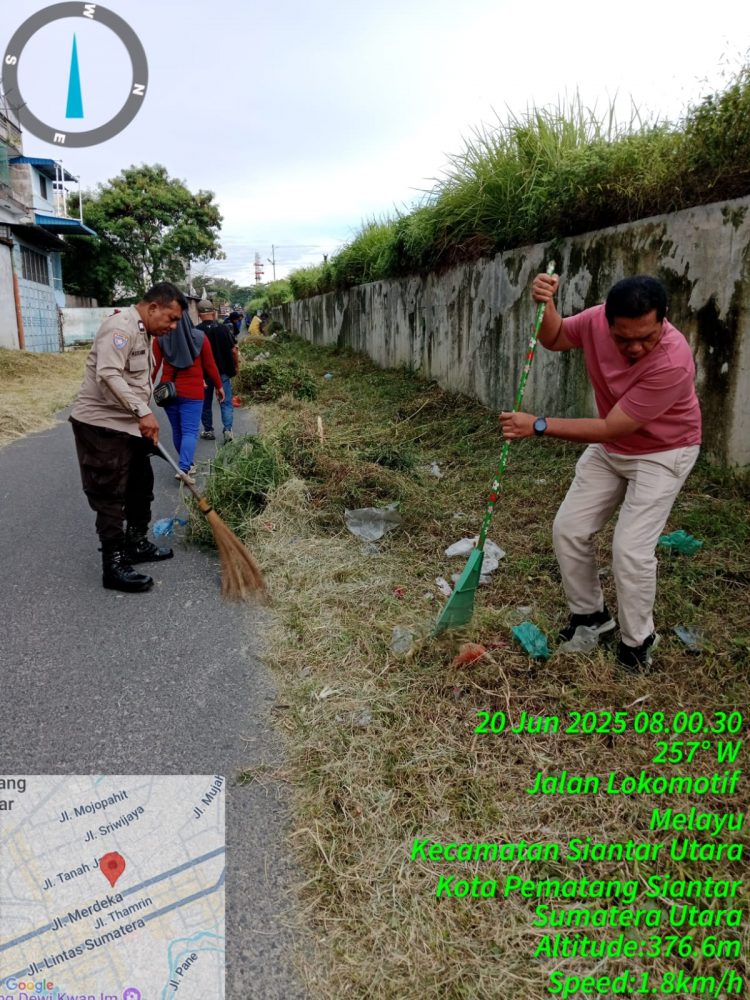 Bhabinkamtibmas Kelurahan Dwikora, AIPTU Alexander bersama ASN Kelurahan Dwikora, melaksanakan kerja bakti, pada Jumat (20/6/2025) pagi.