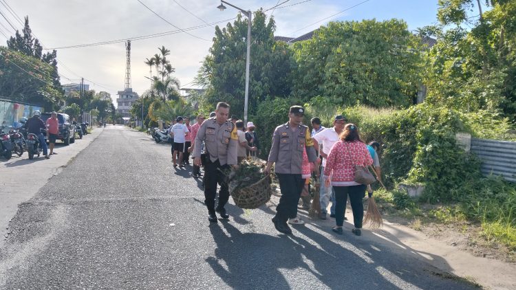 Polsek Siantar Selat mengikuti kegiatan gotong royong massal, membersihkan lingkungan, pada Kamis (12/6/2025) pagi.