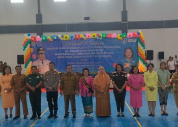 Kapolsek Siantar Timur, IPTU Edy J.J. Manalu SH, MH, menghadiri pengukuhan Bunda PAUD Kota Pematangsiantar dan pelepasan Anak Didik PAUD Sanggar Anak Balita (SAB) TP PKK Kota Pematangsiantar  T.A. 2024/2025, pada Senin (16/6/2025) pagi.
