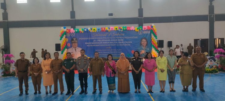 Kapolsek Siantar Timur, IPTU Edy J.J. Manalu SH, MH, menghadiri pengukuhan Bunda PAUD Kota Pematangsiantar dan pelepasan Anak Didik PAUD Sanggar Anak Balita (SAB) TP PKK Kota Pematangsiantar  T.A. 2024/2025, pada Senin (16/6/2025) pagi.