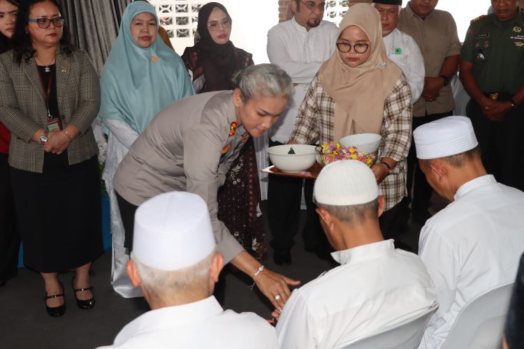Kapolres Pematangsiantar, AKBP Sah Udur T.M. Sitinjak SH, SIK, MH, menghadiri kegiatan tepung tawar pemulangan Jamaah Haji/Hajjah Kota Pematangsiantar Tahun 1446 H/2025 M, di Rumah Dinas Wali Kota Pematangsiantar, pada Selasa (24/6/2025) pagi.
