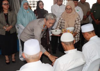 Kapolres Pematangsiantar, AKBP Sah Udur T.M. Sitinjak SH, SIK, MH, menghadiri kegiatan tepung tawar pemulangan Jamaah Haji/Hajjah Kota Pematangsiantar Tahun 1446 H/2025 M, di Rumah Dinas Wali Kota Pematangsiantar, pada Selasa (24/6/2025) pagi.