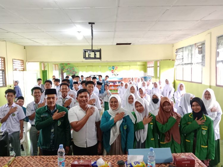 Kasat Reserse Narkoba Polres Pematangsiantar, AKP Jonni H. Pardede SH, bersama KBO, IPTU Apri DamaniK SH, hadir menjadi narasumber dalam kegiatan “Seminar Pencegahan Narkoba dan Kenakalan Remaja” yang diselenggarakan Pimpinan Daerah (PD) Ikatan Pelajar Al Washliyah Kota Pematangsiantar, pada Senin (16/6/2025) pagi.