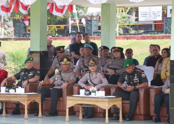Kapolres Pematangsiantar, AKBP Sah Udur T.M. Sitinjak SH, SIK, MH, menghadiri upacara sertijab Danyon 122/ Tombak Sakti, di Lapangan Mako Yonif 122/Tombak Sakti, di Jalan Tanah Jawa, Kabupaten Simalungun, pada Rabu (11/6/2025) siang.
