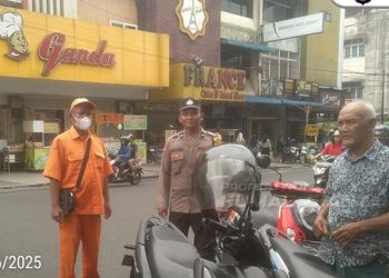 Bhabinkamtibmas Kelurahan Proklamasi, AIPDA Julham Efendi Saragih, meksanakan sambang kepada juru pakir yang ada di Jalan Sutomo Pematangsiantar, tepatnya di depan Toko Roti Ganda, pada Kamis (5/6/2025) siang.