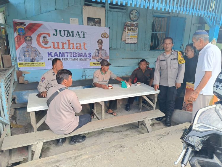Polsek Siantar Marihat melaksanakan Jumat Curhat Kamtibmas, di Jalan Bahkora 2 Pematangsiantar, tepatnya di warung kopi Pak Andre, pada Jumat (13/6/2025) pagi.