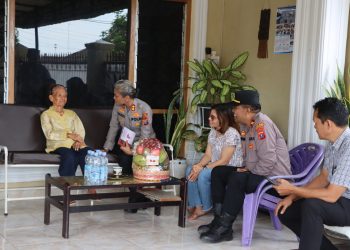 Kapolres Pematangsiantar, AKBP Sah Udur T.M Sitinjak S.H, S.I.K, M.H, kunjungan silaturahmi ke rumah Ibu Elfride Purba Marlintong br. Sianipar,  di Jln Sarinemba Pematangsiantar, pada Rabu (4/6/2025) pagi.