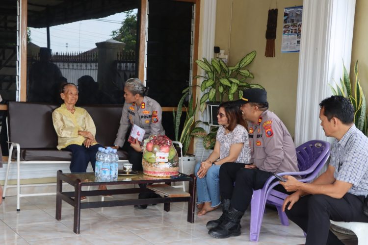 Kapolres Pematangsiantar, AKBP Sah Udur T.M Sitinjak S.H, S.I.K, M.H, kunjungan silaturahmi ke rumah Ibu Elfride Purba Marlintong br. Sianipar,  di Jln Sarinemba Pematangsiantar, pada Rabu (4/6/2025) pagi.