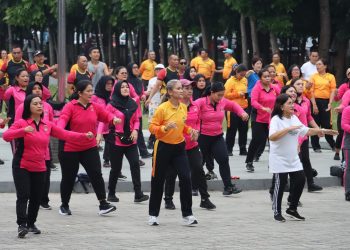 Polres Pematangsiantar menggelar  olahraga bersama TNI dan masyarakat, di Lapangan Haji Adam Malik Pematangsiantar, pada Selasa (24/6/2025) pagi.