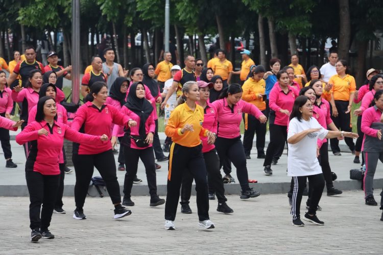 Polres Pematangsiantar menggelar  olahraga bersama TNI dan masyarakat, di Lapangan Haji Adam Malik Pematangsiantar, pada Selasa (24/6/2025) pagi.