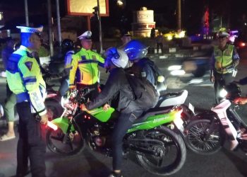 Polres Pematangsiantar melaksanakan Kegiatan Rutin Yang Ditingkatkan (KRYD) pada Minggu (8/6/2025) dini hari.