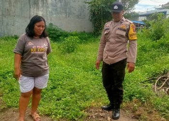 Bhabinkamtibmas Kelurahan Suka Maju, Aipda Adilman Manalu, sambang warga binaan, Ibu Ledytia yang memanfaatkan lahannya dengan menanam tanaman bergizi yang terletak di Jalan Nenas Pematangsiantar, pada Selasa (10/6/2025).