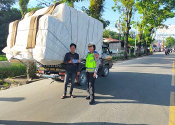 Sat Lantas Polres Pematangsiantar melaksanakan sosialisasi overload dan overdimensi, di Jalan Medan Simpang Koperasi, Kota Pematangsiantar, pada Senin (9/6/2025) pagi.