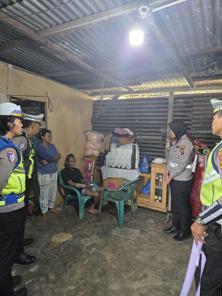 Sat Lantas Polres Pematangsiantar melaksanakan anjangsana ke rumah korban kecelakaan lalulintas (Lakalantas) yang kondisinya luka berat, di Jl. Tambun Nabolon, Kelurahan Tambun Nabolon, Kecamjatan Siantar Martoba, Kota Pematangsiantar, pada Rabu (11/6/2025) siang, pukul : 12.00 WIB.