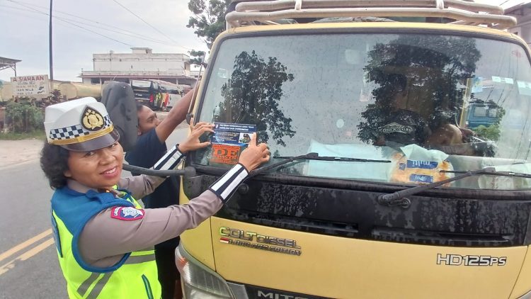 Kanit Kamsel, IPDA Serly Tarigan SH, melaksanakan pembagian brosur dan stiker larangan overload dan overdimensi, di Jalan Parapat, Kecamatan Siantar Marimbun, Kota Pematangsiantar, pada Kamis (19/6/2025) pagi.