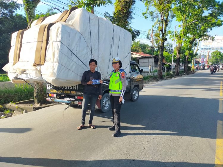 Sat Lantas Polres Pematangsiantar melaksanakan sosialisasi overload dan overdimensi, di Jalan Medan Simpang Koperasi, Kota Pematangsiantar, pada Senin (9/6/2025) pagi.