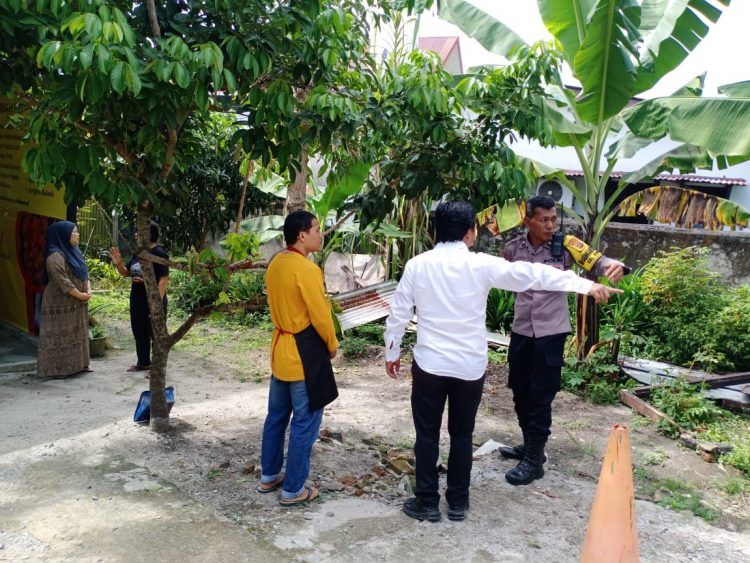Bhabinkamtibmas Kelurahan Karo, Aipda Ronald Sianipar, memberikan himbauan kepada pengusaha Rumah Makan Kapau yang terletak di Jalan Gunung Sinabung, Kelurahan Karo, Kecamatan Siantar Selatan, Kota Pematangsiantar, pada Rabu (18/6/2025) pagi.