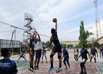 Sat Binmas Polres Pematangsiantar menggelar pertandingan persabahatan bola volly antara Satuan Pengamanan (Satpam), di Lapangan Volly Asrama Polisi (Aspol), Jln. Sangnawaluh Pematangsiantar, pada Sabtu (21/6/2025) sore.