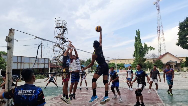 Sat Binmas Polres Pematangsiantar menggelar pertandingan persabahatan bola volly antara Satuan Pengamanan (Satpam), di Lapangan Volly Asrama Polisi (Aspol), Jln. Sangnawaluh Pematangsiantar, pada Sabtu (21/6/2025) sore.